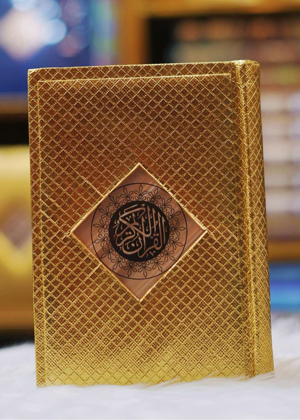 Holy Quran Golden Binding 15 Lines Tajweedi (73Sg)